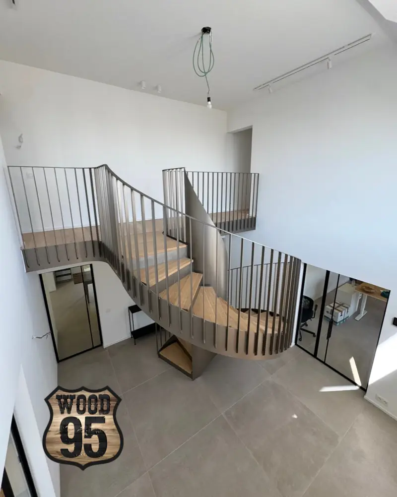 Escalier hélicoïdal métal et bois réalisé par Wood 95