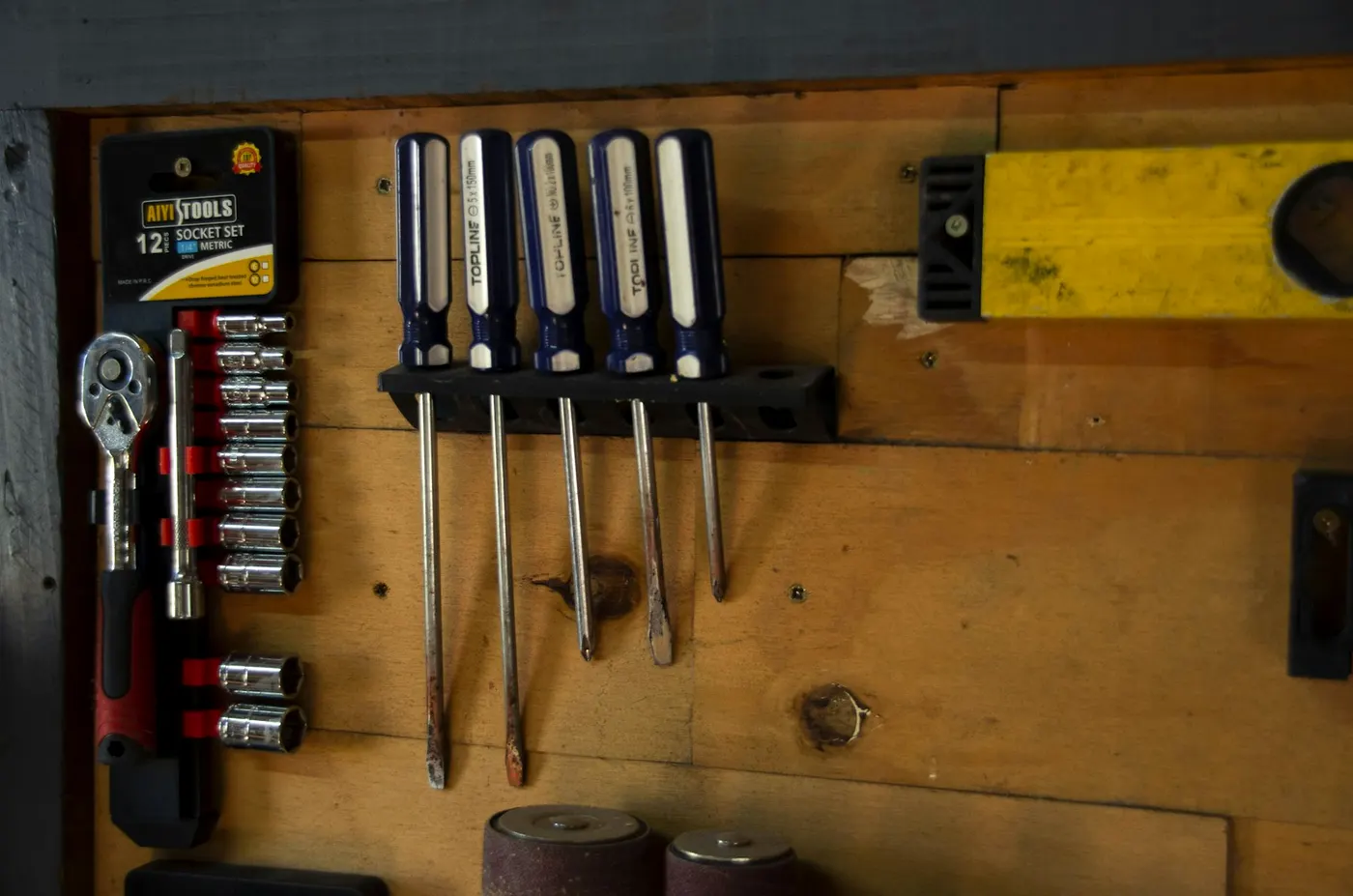 Outils de menuisier accrochés au mur (photo d'illustration)